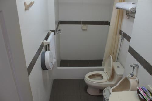un piccolo bagno con servizi igienici e lavandino di Hostal Bond a Lima