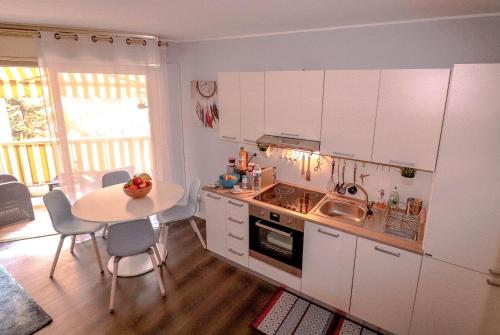 Una cocina o zona de cocina en The Princess Monac'home Parking