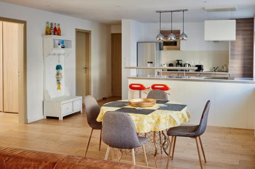 Majoituspaikan Les Appartements Saint-Michel - centre-ville 2 chambres 90m2 avec garage keittiö tai keittotila