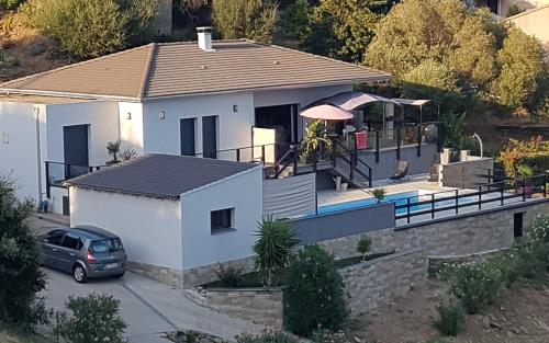 Bazén v ubytování Au bien être nebo v jeho okolí