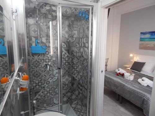 トラーパニにあるB&B 36 Passi dal Mareのバスルーム(シャワー付)、ベッド1台が備わります。