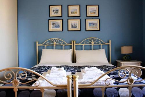 um quarto com uma cama com uma parede azul em B&B Verdegiada em Brindisi