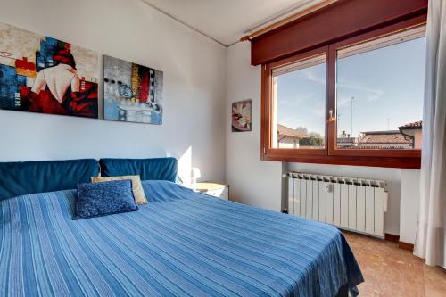 メストレにあるAlba del Dogeのベッドルーム(青いベッド1台、窓付)