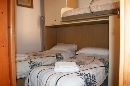 2 łóżka piętrowe w pokoju z ręcznikami w obiekcie Vintage Apartment w mieście Vernazza