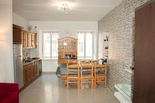 een keuken met een tafel en stoelen in een kamer bij Vintage Apartment in Vernazza