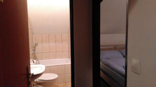 ein Badezimmer mit einem WC, einer Badewanne und einem Waschbecken in der Unterkunft Penzion Střela Krucemburk in Křížová