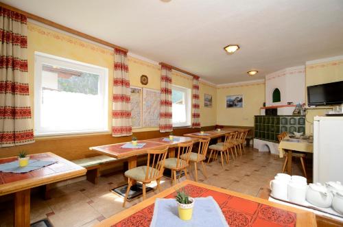 Televízia a/alebo spoločenská miestnosť v ubytovaní Haus Gamsblick