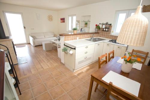 a kitchen and living room with a table and chairs at Hacienda Noa in Grohote