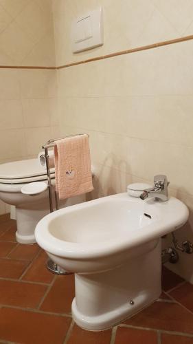 bagno con servizi igienici bianchi e lavandino di Camere Montalbano a San Miniato