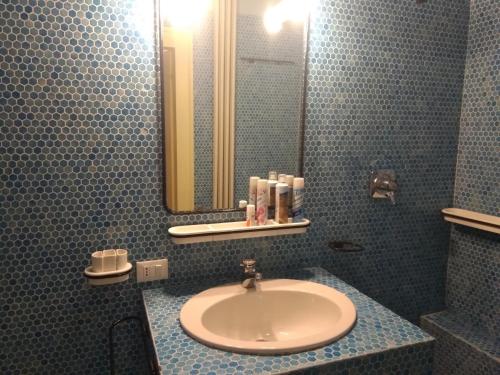 y baño con lavabo y espejo. en Exclusive Ca Quadri Apartments, en Venecia