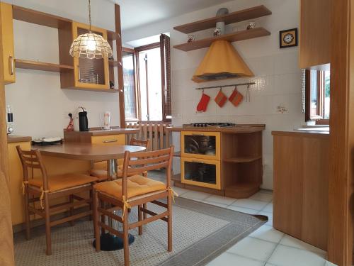 a kitchen with a table and chairs in a room at Moro Dal Castel - Appartamento Al Castel in Castelnuovo del Garda