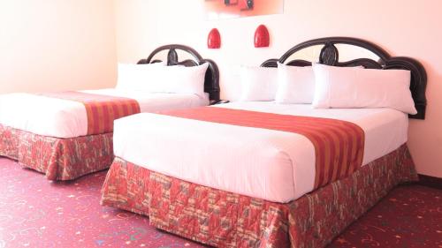 duas camas num quarto de hotel com avertisfação para em Crystal Star Inn Edmonton Airport with free shuttle to and from Airport em Leduc