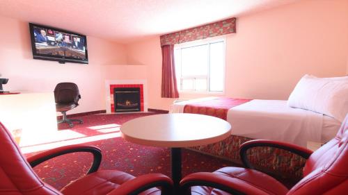 um quarto de hotel com uma cama e uma lareira em Crystal Star Inn Edmonton Airport with free shuttle to and from Airport em Leduc