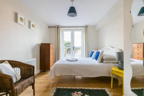 une chambre avec un lit et un canapé dans l'établissement PARK APARTMENTS at OBC, à Belfast