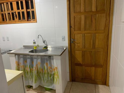 cocina con fregadero y encimera con tulipanes en CASA BUZIOS PRAIA RASA, en Búzios