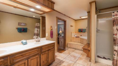 Bathroom sa Whispering Pine Cabins