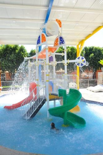 a person in a water park with a water slide at diRoma Fiori - Apartamentos JN in Caldas Novas
