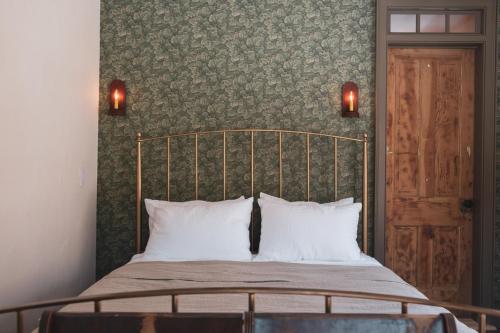 מיטה או מיטות בחדר ב-Stonehill's Farmhouse