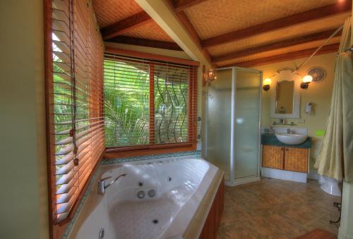 Kylpyhuone majoituspaikassa Maleny Tropical Retreat