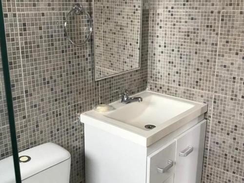 une salle de bain avec un lavabo et un miroir et des toilettes dans l'établissement BrunoApartamentos Recife - Boa Vista - Apt 1203 (temporada), à Récife