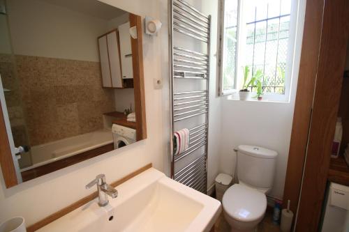 ベルサイユにあるAtout Charmeのバスルーム(洗面台、トイレ付)、窓が備わります。