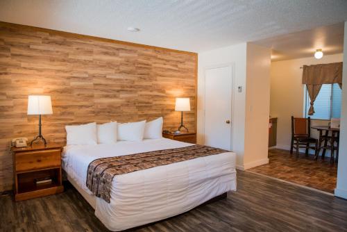 a bedroom with a bed and a wooden wall at Big Pines Mountain House in South Lake Tahoe