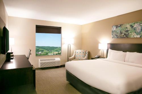 a hotel room with a large bed and a window at Berlin Encore Hotel & Suites in Berlin