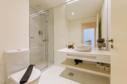 een badkamer met een toilet, een wastafel en een douche bij Urban Jungle in Lissabon