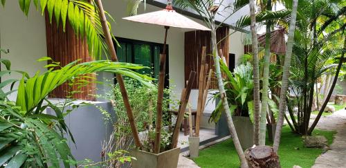 Jardín al aire libre en Sairee Sairee Guesthouse