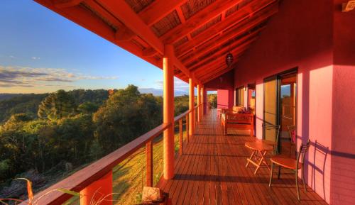 einen Balkon eines Hauses mit Aussicht in der Unterkunft Maleny Tropical Retreat in Maleny