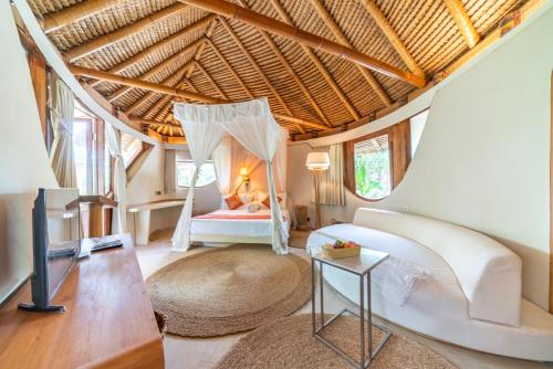 1 dormitorio en una villa con cama y mesa en Sejuk Beach Villas, en Canggu