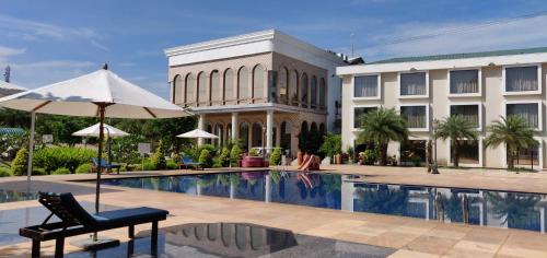 Bazén v ubytování UVA Meridian Bay Resort & Spa nebo v jeho okolí