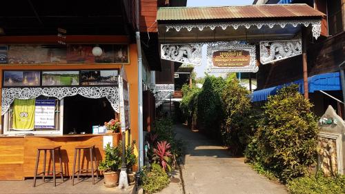 a small alley with plants and a building at Boondee House in Mae Hong Son
