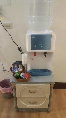 une machine à coudre assise sur une table à côté d'un comptoir dans l'établissement Fu Da Guest House, à Hualien