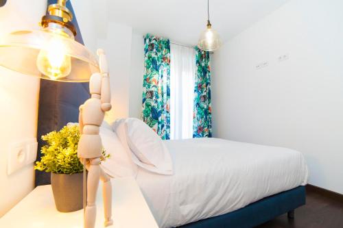 Giường trong phòng chung tại Precioso Apartamento Cerca de Plaza España