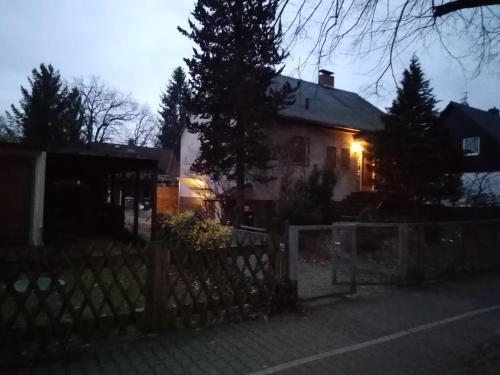 una casa con una valla delante de ella en Little Silence en Berlín