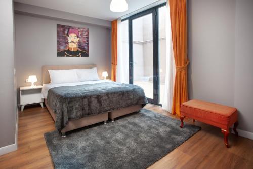 Nisantasi Residence في إسطنبول: غرفة نوم بسرير ونافذة كبيرة