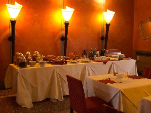 Makanan di atau berdekatan hotel