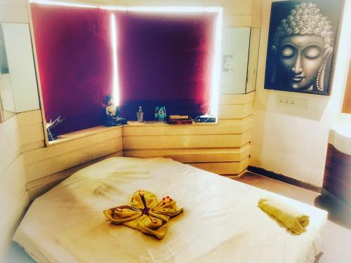 Postel nebo postele na pokoji v ubytování Ramee Guestline Hotel Juhu