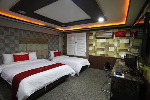 Ένα ή περισσότερα κρεβάτια σε δωμάτιο στο Jeonju Hotel