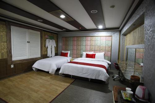 Ένα ή περισσότερα κρεβάτια σε δωμάτιο στο Jeonju Hotel