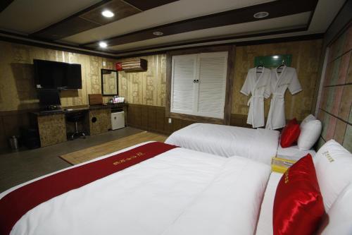 Ένα ή περισσότερα κρεβάτια σε δωμάτιο στο Jeonju Hotel