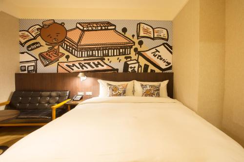 a bedroom with a bed and a wall with a painting at Just Live Inn-Taipei Station in Taipei