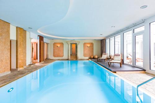バート・ローテンフェルデにあるHotel Noltmann-Petersの窓のある部屋にある大きなプール
