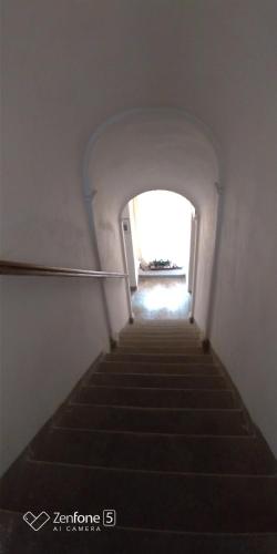 una escalera que conduce a un túnel con escaleras en Appartamentino Bianco en Rio Marina