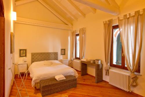 a bedroom with a large bed in a room at Oasi Picolit in Povoletto