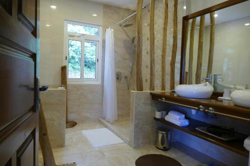 Ванна кімната в Villa Karibu