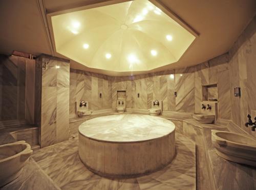 - une grande salle de bains avec baignoire au milieu dans l'établissement The Parma Hotel Downtown, à Istanbul