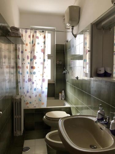 コンヴェルサーノにあるCupersanum B&Bのバスルーム(洗面台、トイレ、シャワー付)