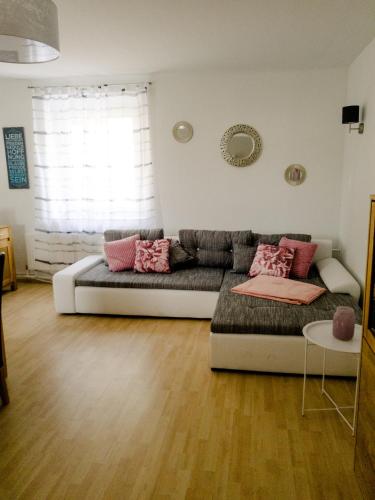 sala de estar con sofá en una habitación en Ferienwohnung Koller, en Wernberg